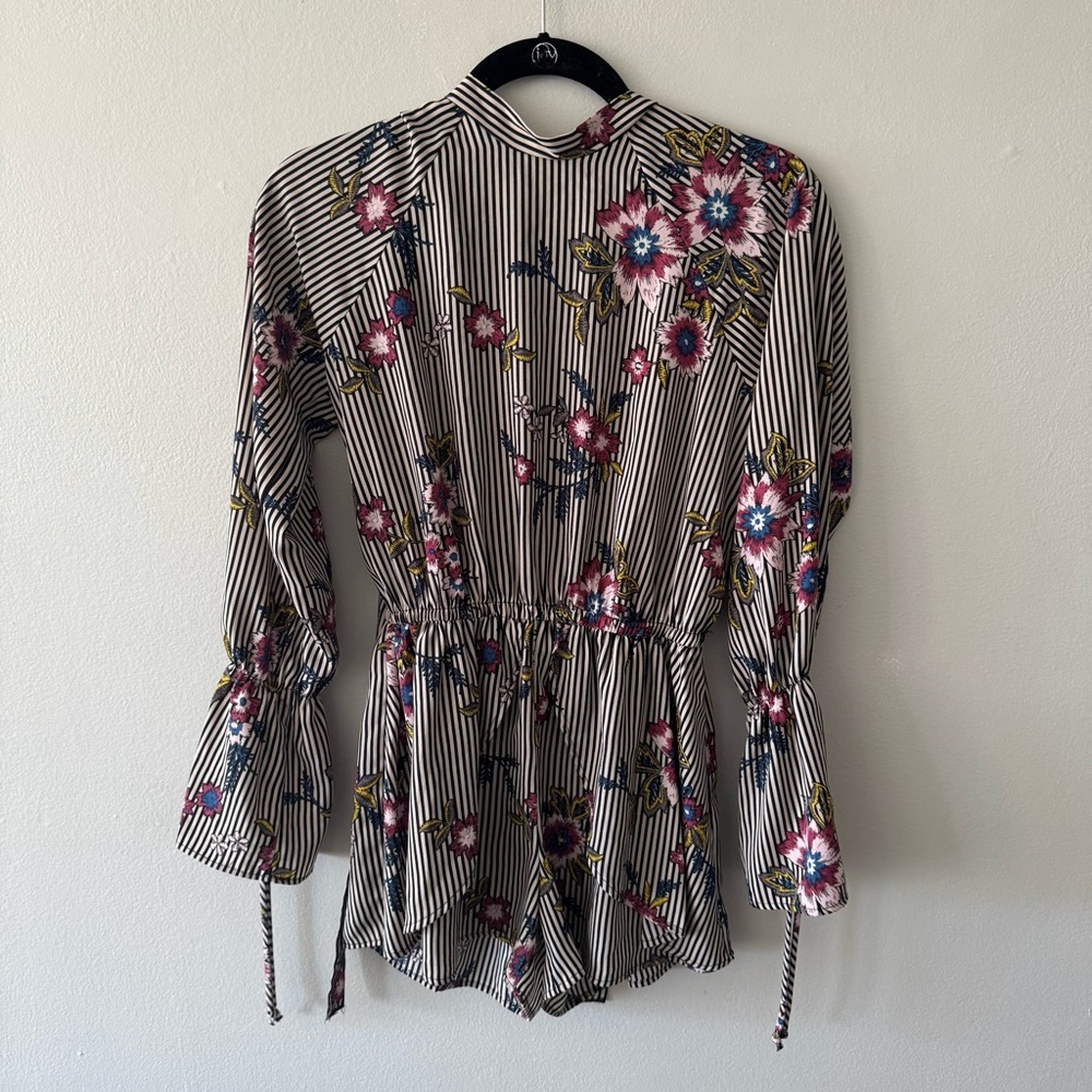 Gilli Striped Floral Bell Long Sleeve Romper Small Open Back Tie Closure - Picture 9 of 13